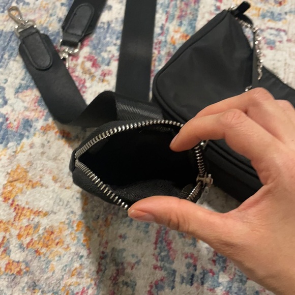 small black purse with adjustable strap & chain - Picture 4 of 8